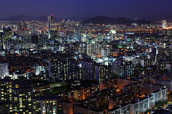 포토 JPG 건축물 야경 조명 산 아파트 서울 한국 빌딩 사람없음 야외 건물 빛 도시풍경 고층빌딩 어둠 도시 도심 저녁 강남 국내포토 건축 아시아 주택 풍경 야간 파일형식 풍경_경치