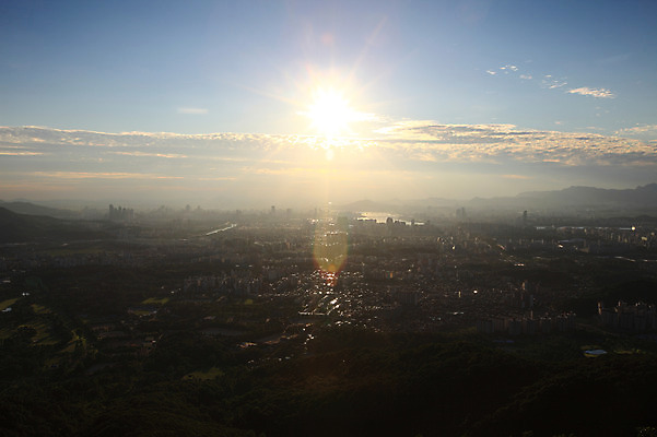 포토 JPG 주간 구름 건축물 하늘 산 아파트 서울 한국 풍경 빌딩 사람없음 야외 건물 빛 강 도시풍경 햇빛 태양 노을 고층빌딩 일몰 도시 도심 한강 가교 국내포토 자연요소 건축 아시아 주택 랜드마크 파일형식