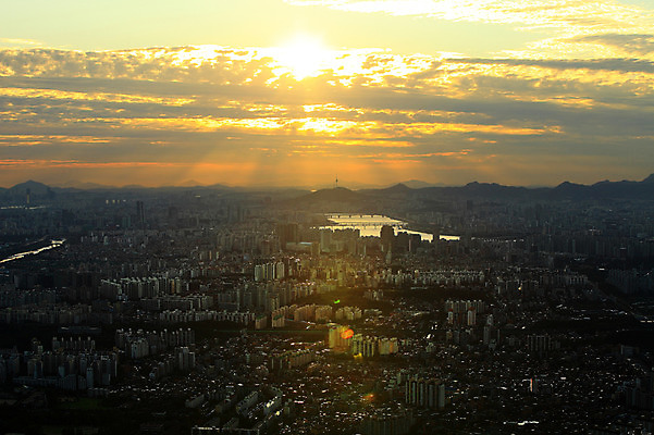 포토 JPG 주간 구름 건축물 하늘 산 아파트 서울 한국 풍경 빌딩 사람없음 야외 건물 빛 강 도시풍경 햇빛 태양 노을 고층빌딩 일몰 도시 도심 한강 가교 국내포토 자연요소 건축 아시아 주택 랜드마크 파일형식