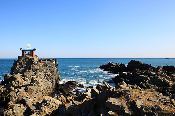 포토 JPG 주간 바다 자연 하늘 한국 풍경 해변 야외 탑 절벽 암석 돌_바위 바위 경상북도 경상도 울진 해신당 국내포토 자연요소 건축물 아시아 생태계 삼척 파일형식