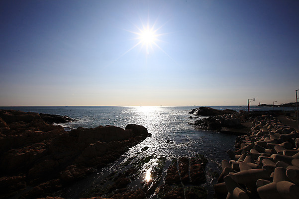 포토 JPG 주간 바다 가로등 자연 한국 풍경 해변 사람없음 야외 빛 햇빛 태양 돌_바위 바위 댐 경상북도 경상도 방파제 국내포토 자연요소 공공시설 아시아 생태계 파일형식