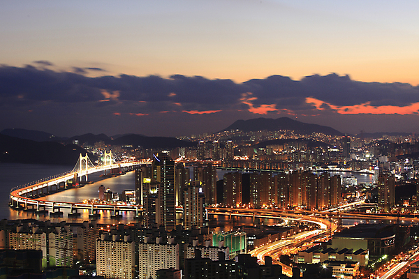 포토 JPG 구름 건축물 도로 길 바다 야경 하늘 조명 아파트 한국 빌딩 사람없음 야외 건물 빛 도시풍경 노을 고층빌딩 어둠 일몰 도시 도심 저녁 해안도시 부산 광안대교 가교 국내포토 자연요소 건축 아시아 교통시설 주택 풍경 다리_건축물 야간 파일형식 풍경_경치