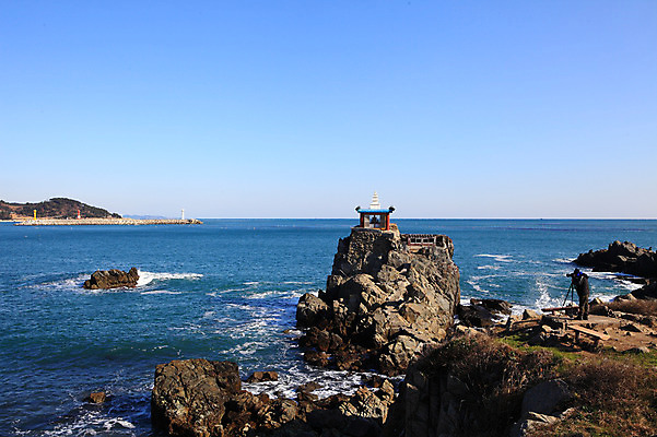 포토 JPG 주간 바다 벤치 의자 자연 하늘 한국 등대 한명 사람 풍경 해변 야외 탑 사진촬영 절벽 암석 돌_바위 바위 경상북도 경상도 사진사 울진 해신당 국내포토 자연요소 1 건축물 아시아 가구 촬영 작가 생태계 삼척 파일형식