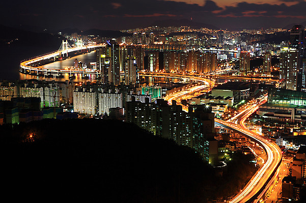 포토 JPG 건축물 도로 길 바다 야경 조명 아파트 한국 빌딩 사람없음 야외 건물 빛 도시풍경 고층빌딩 어둠 도시 도심 저녁 해안도시 부산 광안대교 가교 국내포토 건축 아시아 교통시설 주택 풍경 다리_건축물 야간 파일형식 풍경_경치