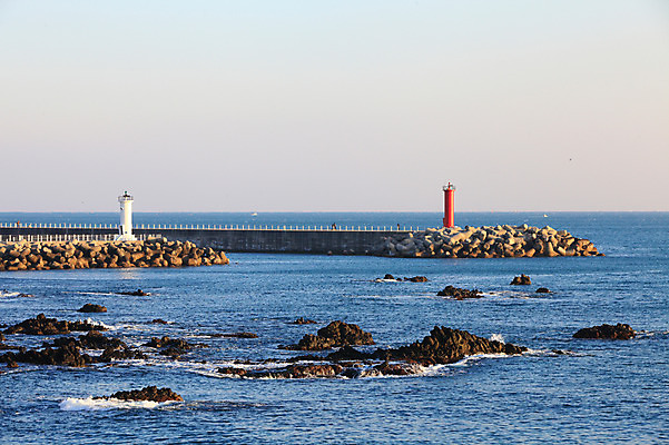 포토 JPG 주간 시설물 바다 섬 자연 한국 등대 풍경 해변 사람없음 야외 제주도 돌_바위 바위 댐 방파제 국내포토 자연요소 건축물 공공시설 아시아 생태계 파일형식