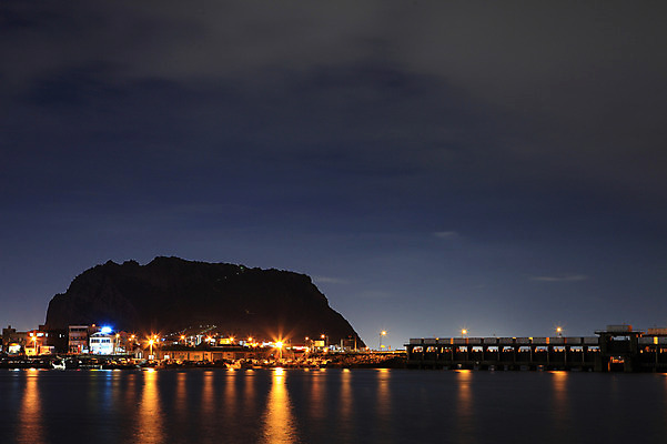 포토 JPG 구름 건축물 실루엣 바다 섬 야경 자연 하늘 조명 한국 해변 사람없음 야외 건물 빛 제주도 마을 항구 어둠 저녁 해안도시 성산일출봉 선박 광치기해변 국내포토 자연요소 건축 아시아 수상교통 교통시설 촬영기법 도시 야간 생태계 서귀포 파일형식 풍경_경치