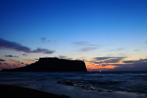 포토 JPG 구름 실루엣 바다 섬 자연현상 자연 하늘 한국 풍경 해변 사람없음 야외 제주도 일출 노을 일몰 성산일출봉 광치기해변 국내포토 자연요소 아시아 촬영기법 생태계 서귀포 파일형식
