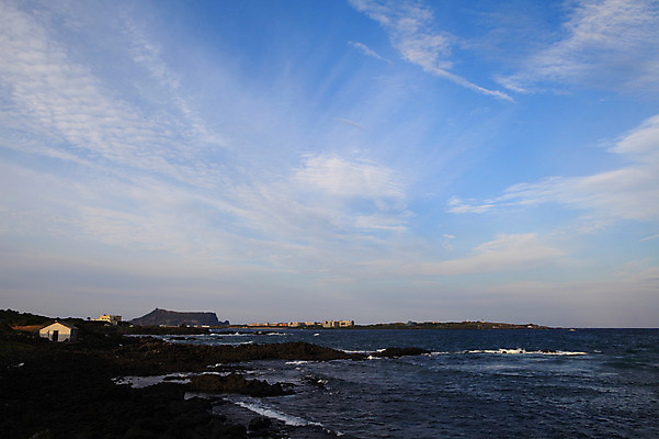 포토 JPG 주간 구름 건축물 물결 파도 바다 섬 자연 하늘 한국 풍경 해변 사람없음 야외 건물 제주도 돌_바위 바위 성산일출봉 광치기해변 국내포토 자연요소 건축 아시아 생태계 서귀포 파일형식