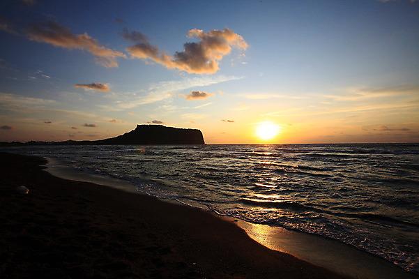 포토 JPG 구름 실루엣 물결 파도 바다 섬 자연현상 자연 하늘 한국 풍경 해변 사람없음 야외 모래사장 햇빛 태양 제주도 일출 노을 일몰 성산일출봉 광치기해변 국내포토 자연요소 아시아 촬영기법 생태계 서귀포 파일형식