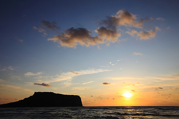 포토 JPG 구름 실루엣 바다 섬 자연현상 자연 하늘 한국 풍경 해변 사람없음 야외 햇빛 태양 제주도 일출 노을 일몰 성산일출봉 광치기해변 국내포토 자연요소 아시아 촬영기법 생태계 서귀포 파일형식