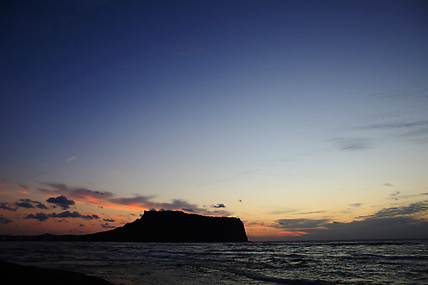 포토 JPG 구름 실루엣 바다 섬 자연현상 자연 하늘 한국 풍경 해변 사람없음 야외 제주도 일출 노을 일몰 성산일출봉 광치기해변 국내포토 자연요소 아시아 촬영기법 생태계 서귀포 파일형식
