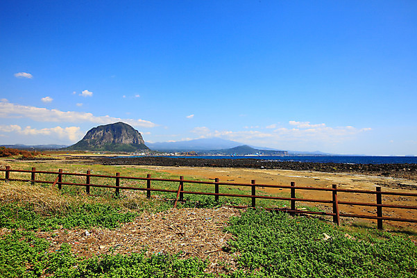 포토 JPG 주간 구름 바다 섬 자연 하늘 산 한국 풍경 해변 사람없음 야외 울타리 제주도 맑음 돌_바위 바위 산방산 국내포토 자연요소 아시아 날씨 담장 생태계 파일형식
