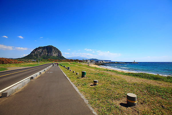 포토 JPG 주간 구름 도로 길 바다 섬 자연 하늘 산 한국 등대 풍경 해변 사람없음 야외 제주도 항구 맑음 원근감 차도 해안도시 해안도로 산방산 국내포토 자연요소 아시아 뷰포인트 교통시설 날씨 도시 생태계 파일형식