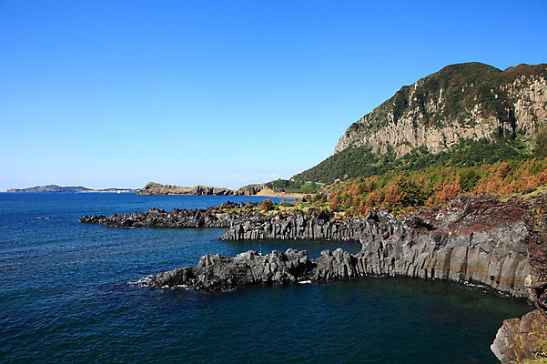 포토 JPG 주간 바다 섬 자연 하늘 산 한국 풍경 해변 사람없음 야외 제주도 맑음 절벽 돌_바위 바위 산방산 국내포토 자연요소 아시아 날씨 생태계 파일형식