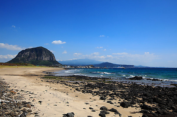 포토 JPG 주간 구름 바다 섬 자연 하늘 산 한국 풍경 해변 사람없음 야외 제주도 맑음 돌_바위 바위 해안도시 산방산 국내포토 자연요소 아시아 날씨 도시 생태계 파일형식