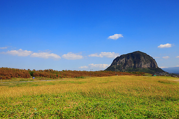 포토 JPG 주간 구름 섬 자연 하늘 산 한국 풍경 초원 사람없음 야외 제주도 맑음 산방산 국내포토 자연요소 아시아 날씨 생태계 파일형식
