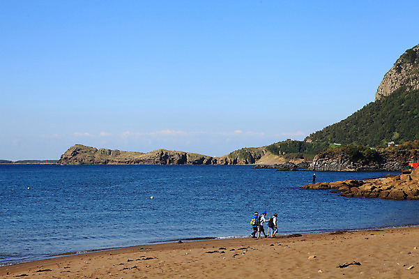 포토 JPG 주간 구름 바다 섬 자연 하늘 한국 사람 풍경 여러명 해변 야외 모래사장 제주도 맑음 돌_바위 바위 물가 산방산 국내포토 자연요소 아시아 다수 날씨 산 생태계 파일형식