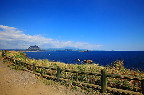 포토 JPG 주간 식물 구름 바다 섬 자연 하늘 산 한국 풍경 해변 사람없음 야외 울타리 제주도 맑음 풀 전망대 산방산 선박 국내포토 자연요소 아시아 수상교통 날씨 담장 생태계 파일형식