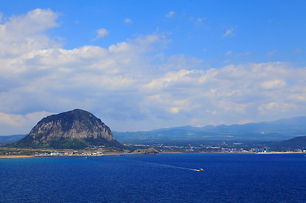 포토 JPG 주간 구름 바다 섬 자연 하늘 산 한국 풍경 해변 사람없음 야외 제주도 맑음 산방산 선박 국내포토 자연요소 아시아 수상교통 날씨 생태계 파일형식