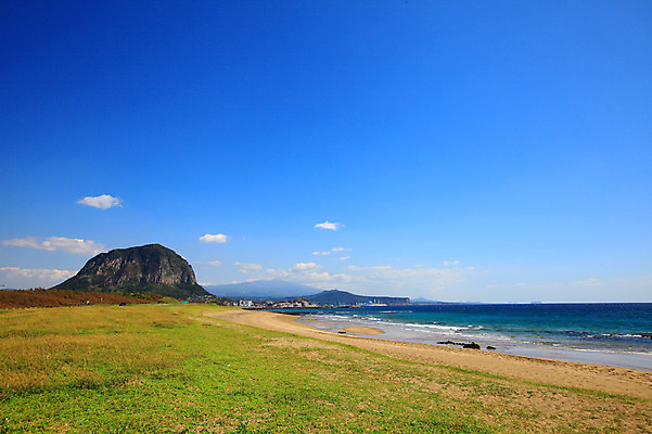 포토 JPG 주간 구름 바다 섬 자연 하늘 산 한국 풍경 초원 해변 사람없음 야외 제주도 맑음 돌_바위 바위 산방산 국내포토 자연요소 아시아 날씨 생태계 파일형식