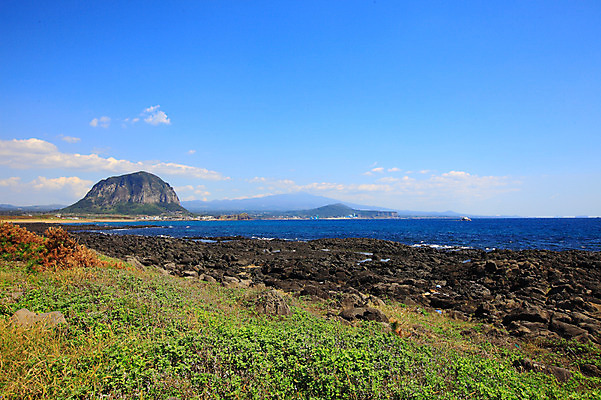 포토 JPG 주간 구름 바다 섬 자연 하늘 산 한국 풍경 해변 사람없음 야외 제주도 맑음 돌_바위 바위 산방산 선박 국내포토 자연요소 아시아 수상교통 날씨 생태계 파일형식