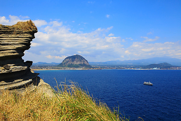 포토 JPG 주간 구름 바다 섬 자연 하늘 산 한국 풍경 해변 사람없음 야외 제주도 맑음 절벽 돌_바위 바위 풀 산방산 선박 국내포토 자연요소 식물 아시아 수상교통 날씨 생태계 파일형식