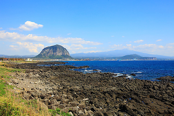포토 JPG 주간 구름 바다 섬 자연 하늘 산 한국 풍경 해변 사람없음 야외 제주도 맑음 돌_바위 바위 산방산 국내포토 자연요소 아시아 날씨 생태계 파일형식