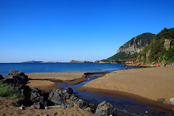 포토 JPG 주간 바다 섬 자연 하늘 산 한국 풍경 여러명 해변 야외 모래사장 제주도 맑음 돌_바위 바위 산방산 국내포토 자연요소 아시아 다수 날씨 사람 생태계 파일형식