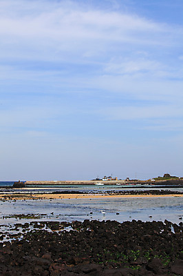 포토 JPG 주간 나무 식물 구름 바다 섬 자연 하늘 한국 풍경 해변 사람없음 야외 제주도 항구 바위 함덕해수욕장 선박 국내포토 자연요소 아시아 수상교통 교통시설 해수욕장 생태계 함덕 파일형식