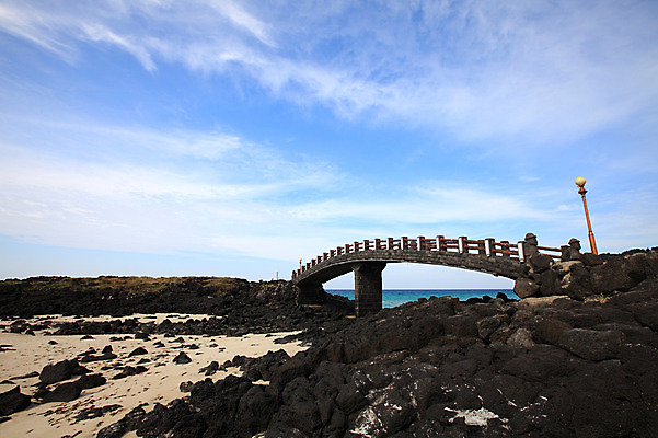 포토 JPG 주간 구름 바다 가로등 자연 하늘 한국 풍경 해변 사람없음 야외 제주도 돌_바위 바위 돌하르방 함덕해수욕장 구름다리 가교 국내포토 자연요소 건축물 공공시설 아시아 다리_건축물 해수욕장 생태계 함덕 파일형식