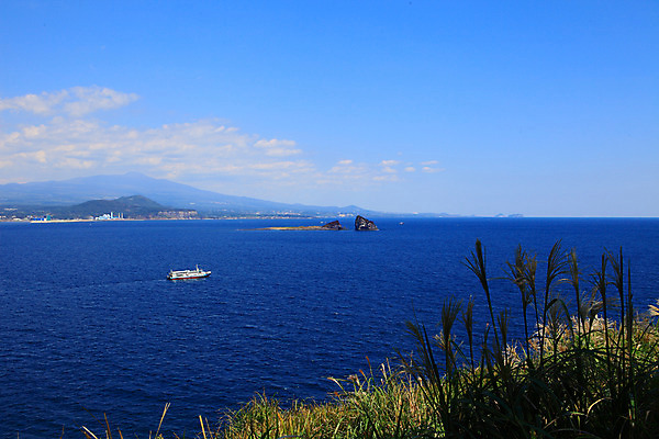 포토 JPG 주간 구름 바다 섬 자연 하늘 산 한국 풍경 해변 사람없음 야외 제주도 유람선 형제섬 선박 국내포토 자연요소 아시아 수상교통 배_교통 생태계 파일형식