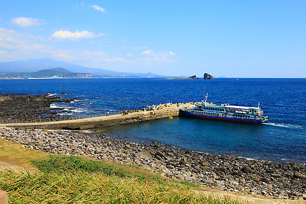 포토 JPG 주간 구름 교통수단 바다 섬 수상교통 자연 하늘 산 한국 풍경 해변 사람없음 야외 제주도 항구 돌_바위 바위 유람선 정박 형제섬 선박 국내포토 자연요소 아시아 교통 배_교통 교통시설 생태계 파일형식