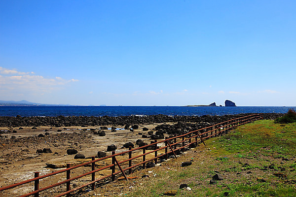 포토 JPG 주간 구름 바다 섬 자연 하늘 한국 풍경 초원 해변 사람없음 야외 울타리 제주도 돌_바위 바위 형제섬 국내포토 자연요소 아시아 담장 생태계 파일형식