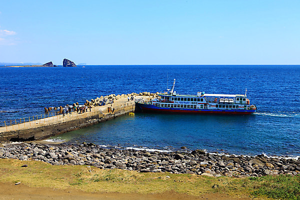포토 JPG 주간 구름 교통수단 바다 섬 수상교통 자연 하늘 한국 사람 풍경 여러명 해변 야외 제주도 항구 돌_바위 바위 유람선 정박 형제섬 선박 국내포토 자연요소 아시아 다수 교통 배_교통 교통시설 생태계 파일형식