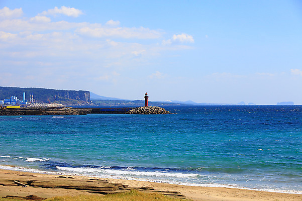 포토 JPG 주간 구름 물결 파도 바다 섬 자연 하늘 산 한국 등대 풍경 해변 사람없음 야외 모래사장 제주도 댐 방파제 국내포토 자연요소 공공시설 아시아 생태계 파일형식