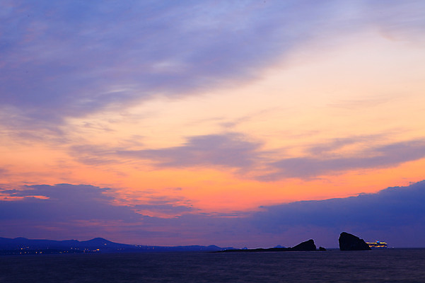 포토 JPG 구름 실루엣 바다 섬 자연현상 자연 하늘 산 한국 풍경 사람없음 야외 제주도 일출 노을 일몰 유람선 형제섬 선박 국내포토 자연요소 아시아 수상교통 배_교통 촬영기법 생태계 파일형식