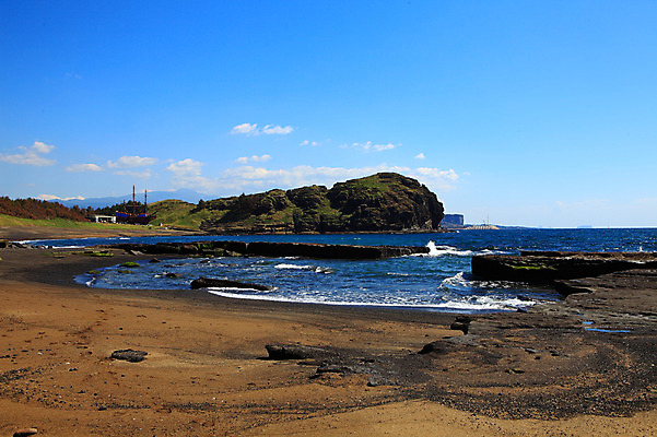 포토 JPG 주간 구름 물결 파도 바다 섬 자연 하늘 산 한국 풍경 해변 사람없음 야외 제주도 맑음 절벽 돌_바위 바위 물가 범선 선박 국내포토 자연요소 아시아 수상교통 배_교통 날씨 생태계 파일형식