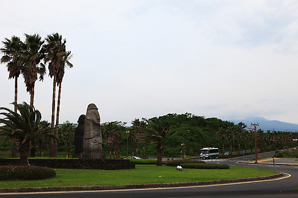 포토 JPG 주간 나무 식물 도로 길 자동차 산 버스 한국 풍경 사람없음 야외 관광지 야자수 조형물 조각상 제주도 숲 돌하르방 휴양지 국내포토 자연요소 아시아 육상교통 여행 교통시설 대중교통 미술 장소 파일형식