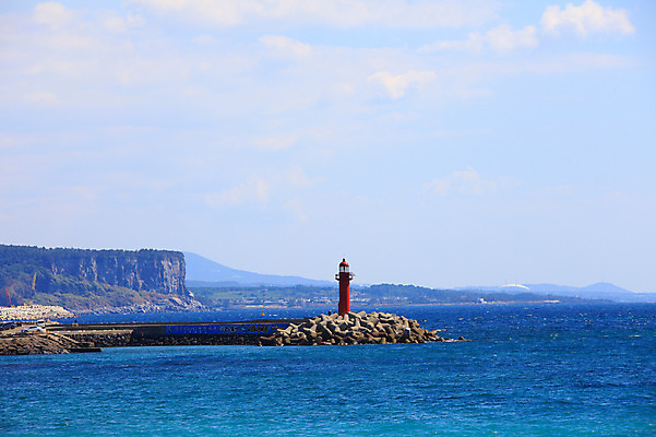 포토 JPG 주간 구름 시설물 바다 섬 자연 하늘 산 한국 등대 풍경 해변 사람없음 야외 제주도 방파제 국내포토 자연요소 건축물 공공시설 아시아 생태계 파일형식