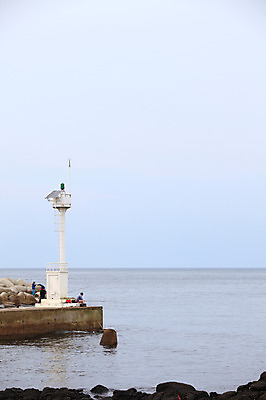 포토 JPG 주간 시설물 바다 자연 하늘 낚시 한국 등대 사람 풍경 해변 야외 제주도 돌_바위 바위 방파제 낚시꾼 바다낚시 국내포토 자연요소 건축물 공공시설 아시아 레저 생태계 파일형식
