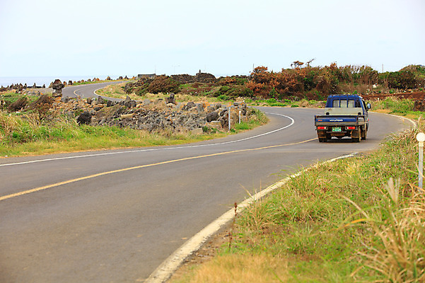 포토 JPG 주간 나무 식물 도로 길 자동차 한국 풍경 해변 사람없음 야외 제주도 차도 트럭 돌_바위 바위 커브길 아스팔트 해안도로 국내포토 자연요소 아시아 육상교통 바다 교통시설 파일형식
