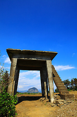 포토 JPG 주간 나무 식물 구름 건축물 건축 하늘 산 한국 풍경 사람없음 야외 제주도 계단 맑음 국내포토 자연요소 아시아 날씨 파일형식
