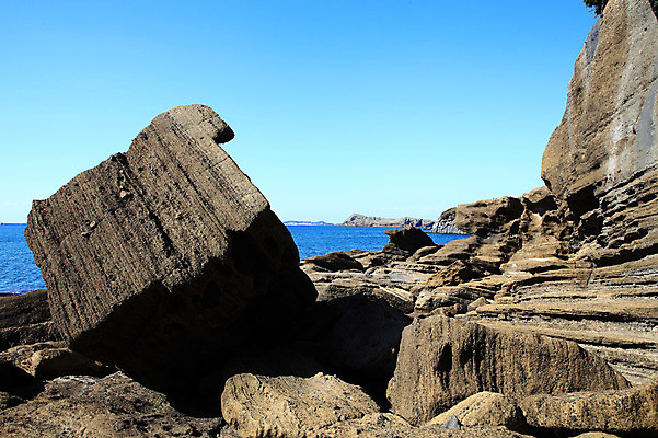 포토 JPG 주간 바다 자연 하늘 한국 풍경 해변 사람없음 야외 제주도 맑음 암석 돌_바위 바위 국내포토 자연요소 아시아 날씨 생태계 파일형식