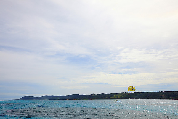 포토 JPG 주간 구름 해외풍경 해외 계절 물결 파도 바다 섬 여행 하늘 휴가 풍경 해변 사람없음 야외 여름 여름휴가 바캉스 모래사장 맑음 수상스포츠 보트 수면 휴양지 남태평양 패러글라이딩 사이판 선박 국내포토 자연요소 스포츠 수상교통 배_교통 날씨 물 장소 오세아니아 태평양 파일형식 여름_계절