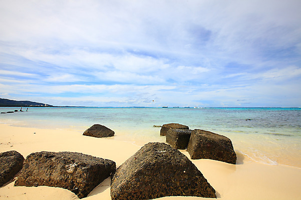 포토 JPG 주간 구름 해외풍경 해외 계절 물결 바다 섬 여행 하늘 휴가 풍경 해변 사람없음 야외 여름 여름휴가 바캉스 모래사장 맑음 돌_바위 바위 수면 해수욕장 휴양지 남태평양 사이판 국내포토 자연요소 날씨 물 장소 오세아니아 태평양 파일형식 여름_계절