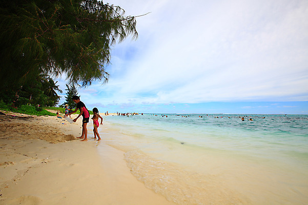 포토 JPG 주간 나무 식물 구름 해외풍경 해외 계절 물결 바다 섬 여행 하늘 휴가 풍경 여러명 해변 야외 여름 여름휴가 바캉스 모래사장 맑음 수면 해수욕장 휴양지 남태평양 사이판 국내포토 자연요소 다수 날씨 사람 물 장소 오세아니아 태평양 파일형식 여름_계절