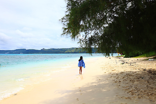 포토 JPG 주간 나무 식물 구름 해외풍경 해외 계절 물결 바다 섬 여행 하늘 휴가 한명 풍경 해변 야외 여름 여름휴가 바캉스 모래사장 맑음 수면 해수욕장 휴양지 남태평양 사이판 국내포토 자연요소 1 날씨 사람 물 장소 오세아니아 태평양 파일형식 여름_계절