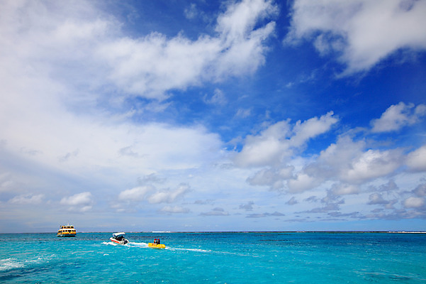포토 JPG 주간 나무 식물 구름 해외풍경 해외 계절 물결 파도 바다 섬 여행 하늘 휴가 풍경 여러명 해변 야외 여름 레포츠 여름휴가 바캉스 항구 맑음 수상스포츠 보트 수면 휴양지 남태평양 사이판 바나나보트 선박 국내포토 자연요소 스포츠 다수 수상교통 배_교통 교통시설 레저 날씨 사람 물 장소 오세아니아 태평양 파일형식 여름_계절