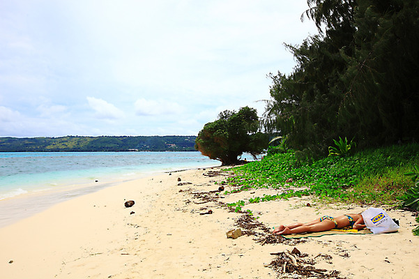 포토 JPG 주간 나무 식물 구름 해외풍경 해외 계절 수영복 물결 바다 섬 여행 하늘 휴가 한명 풍경 해변 야외 여름 여름휴가 바캉스 비키니 모래사장 눕기 맑음 수면 선탠 해수욕장 휴양지 남태평양 사이판 국내포토 자연요소 1 옷 모션 날씨 사람 물 장소 오세아니아 태평양 파일형식 여름_계절