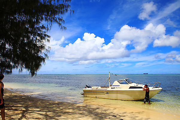 포토 JPG 주간 나무 식물 구름 해외풍경 해외 계절 물결 바다 섬 여행 하늘 휴가 한명 풍경 해변 야외 여름 여름휴가 바캉스 모래사장 맑음 보트 수면 해수욕장 휴양지 남태평양 사이판 선박 국내포토 자연요소 1 수상교통 배_교통 날씨 사람 물 장소 오세아니아 태평양 파일형식 여름_계절